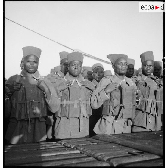 Tirailleurs sénégalais à bord du paquebot Brazza.