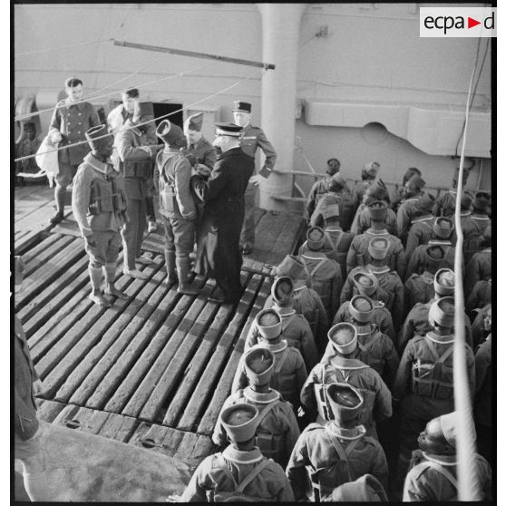 Tirailleurs sénégalais à bord du paquebot Brazza.