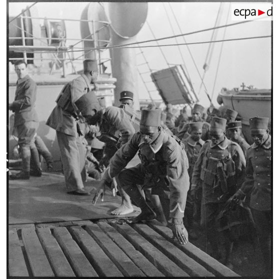 Tirailleurs sénégalais à bord du paquebot Brazza.