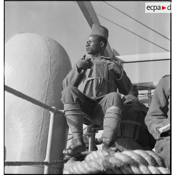 Tirailleur sénégalais à bord du paquebot Brazza.