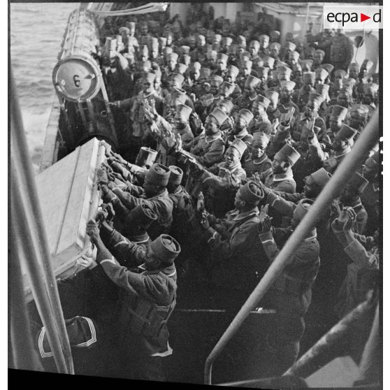 Tirailleurs sénégalais à bord du paquebot Brazza.