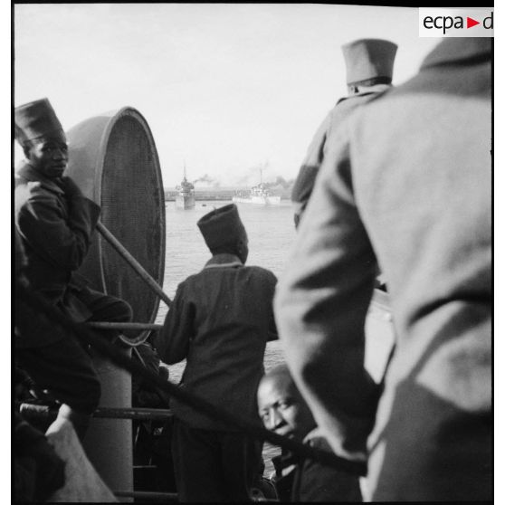 Arrivée du paquebot Brazza en France.