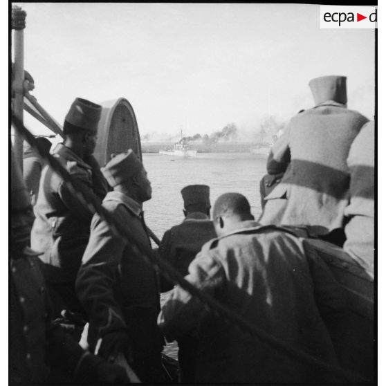 Arrivée du paquebot Brazza en France.