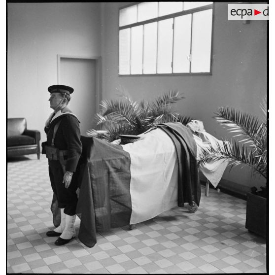 La dépouille mortelle de l'amiral Pierre Ronarc'h est veillée par un fusilier marin à l'hôpital du Val-de-Grâce.