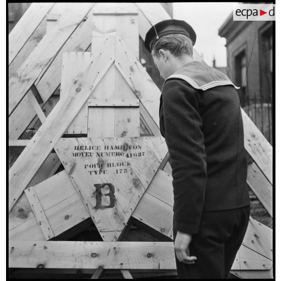 Caisses d'hélices Hamilton de fabrication américaine, stockées dans un port et destinées à équiper des bombardiers légers Bloch 175.