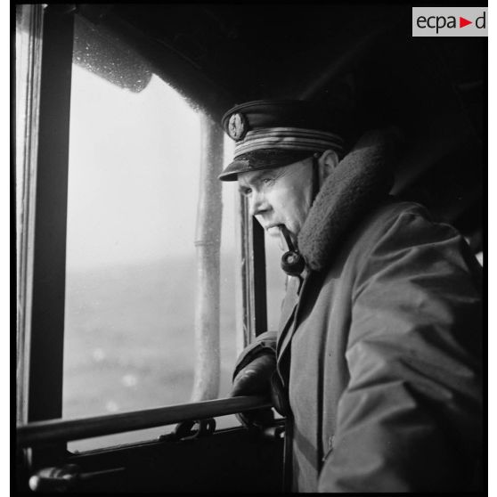 Portrait du capitaine de frégate Robert Fouqué, commandant le torpilleur la Bourrasque, sur la passerelle de son bâtiment.