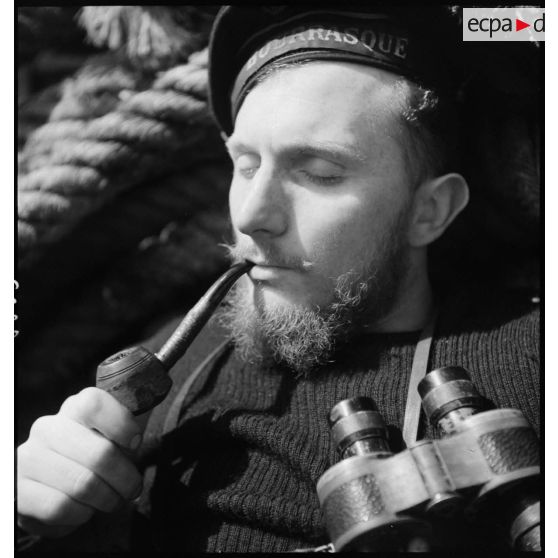 Portrait en gros plan d'un marin à bord du torpilleur la Bourrasque.