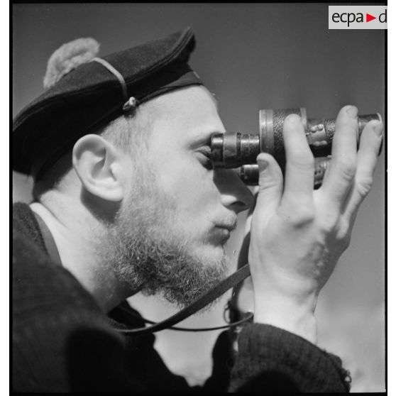 Portrait d'un marin à un poste de veille à bord du torpilleur la Bourrasque.