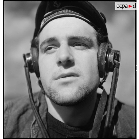 Portrait d'un marin téléphoniste recevant des ordres à bord du torpilleur la Bourrasque.