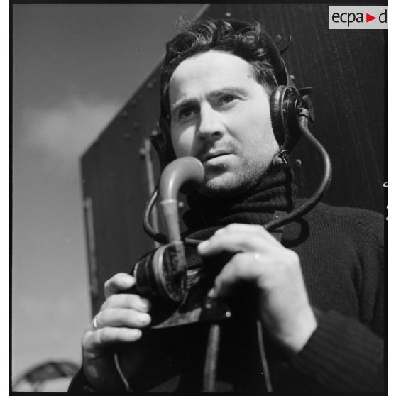 Portrait d'un marin téléphoniste communiquant ou recevant à bord du torpilleur la Bourrasque.