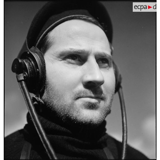 Portrait d'un marin téléphoniste recevant des ordres à bord du torpilleur la Bourrasque.