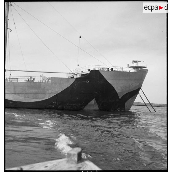 Proue d'un cargo de la marine marchande.