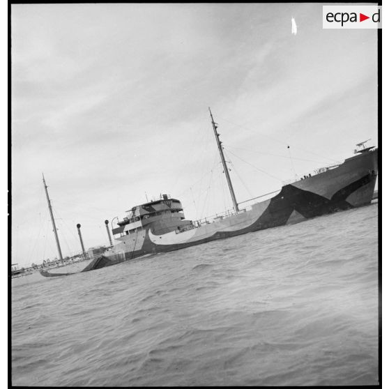 Vue trois quarts tribord avant d'un cargo de la marine marchande.