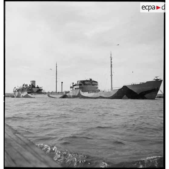 Vue trois quarts tribord avant d'un cargo de la marine marchande.