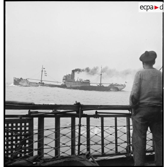 Cargo de la marine marchande à la mer.