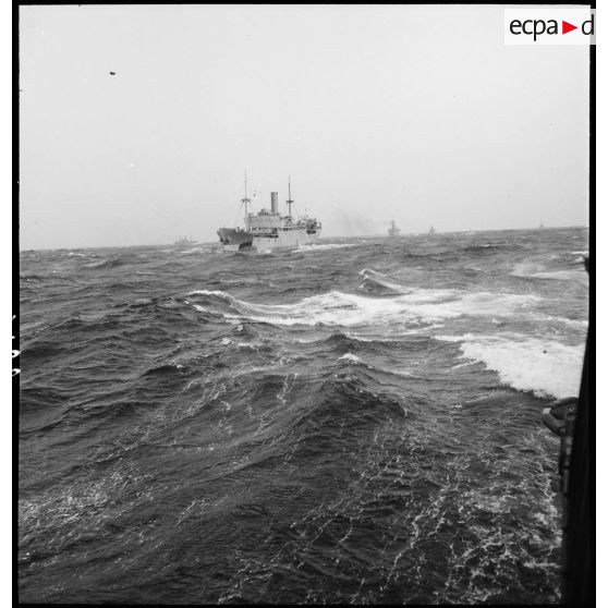 Convoi de navires de la marine marchande.