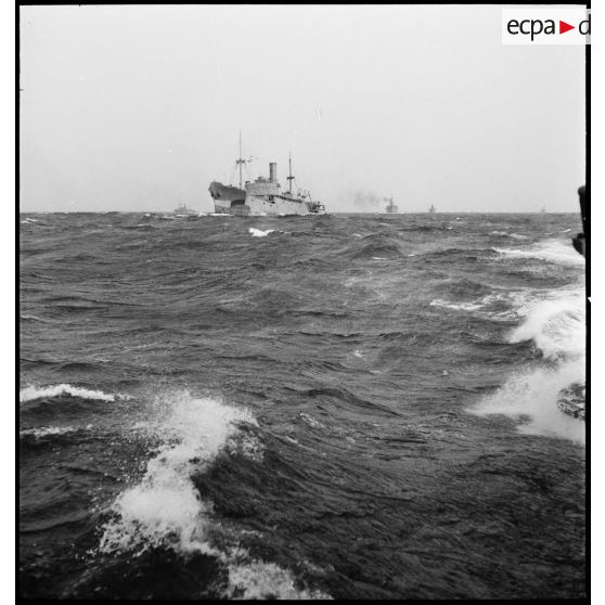 Convoi de navires de la marine marchande.
