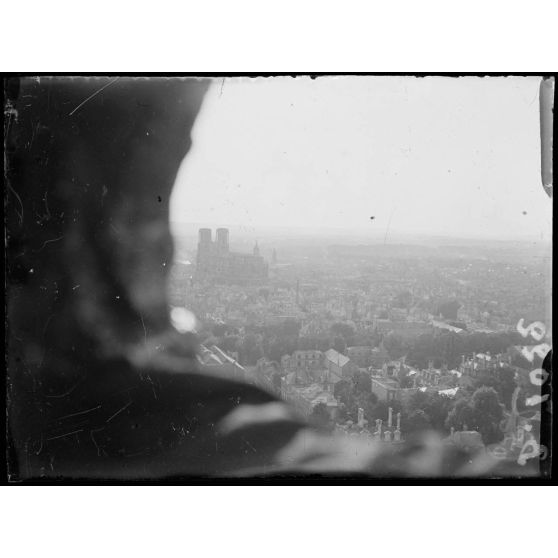 Reims : panorama sur la ville vers la cathédrale pris d’un observatoire d’artillerie (secret). [légende d'origine]