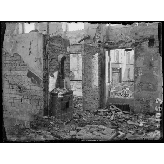 Reims : intérieur de maison en ruines 3 rue des 3 raisinets. [légende d’origine]