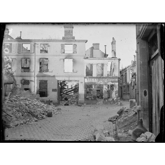 Reims : la rue des 3 raisinets prise de la rue des Cordeliers. [légende d’origine]