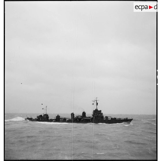 Tribord du torpilleur léger La Melpomène à la mer.
