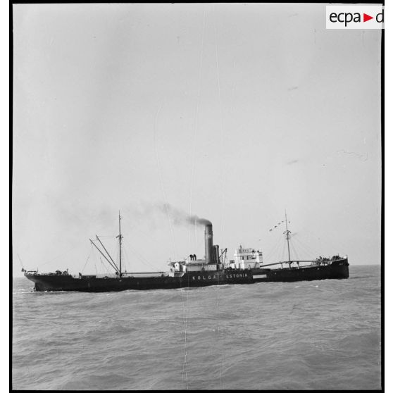 Tribord du cargo estonien Kolga à la mer.
