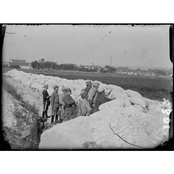 Le général de Mondésir dans les tranchées devant La Neuvillette. [légende d’origine]