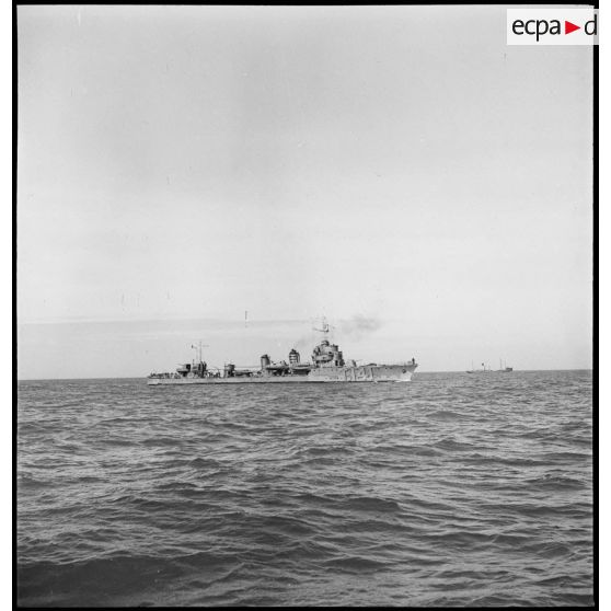 Tribord du torpilleur léger Bouclier à la mer.