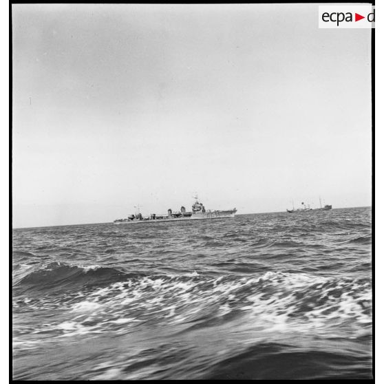 Tribord du torpilleur léger Bouclier à la mer.