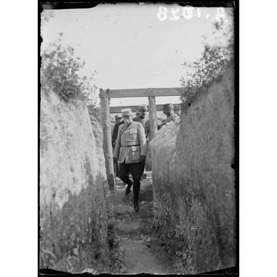 Général de Mondésir sortant d’un abri pour mitrailleuses en construction dans les tranchées. [légende d’origine]