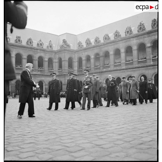 Les autorités militaires et civiles arrivent dans la cour d'honneur de l'hôtel National des Invalides.