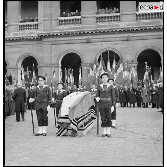 Le cercueil de l'amiral Pierre Ronarc'h lors de la cérémonie d'obsèques dans la cour d'honneur de l'Hôtel National des Invalides.