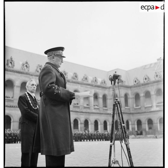 L'amiral de la flotte François Darlan prononce l'éloge funèbre.