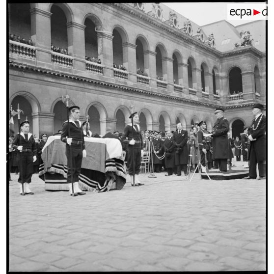 L'amiral de la flotte François Darlan prononce l'éloge funèbre.