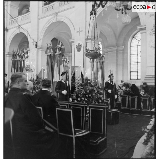 Une garde d'honneur constituée de fusiliers marins entoure le cercueil de l'amiral Pierre Ronarc'h lors des obsèques en l'église Saint-Louis des Invalides.