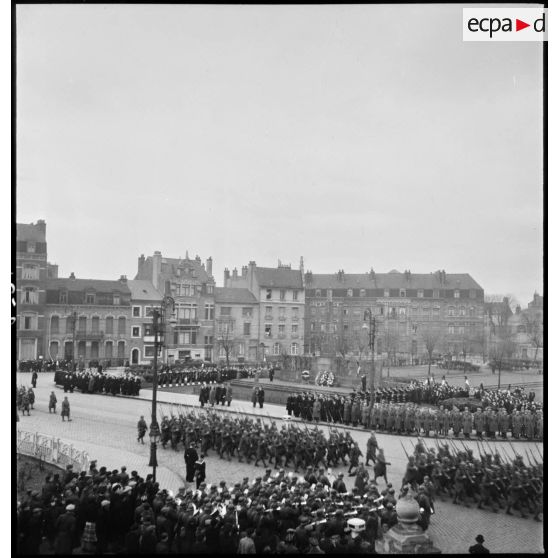 Défilé de troupes devant le monument à la mémoire des fusiliers marins lors d'une cérémonie d'hommage à l'amiral Pierre Ronarc'h.