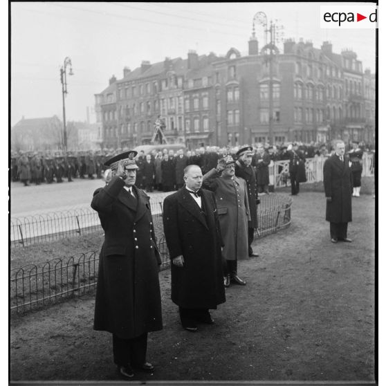 L'amiral Jean-Marie Abrial et les autorités saluent.