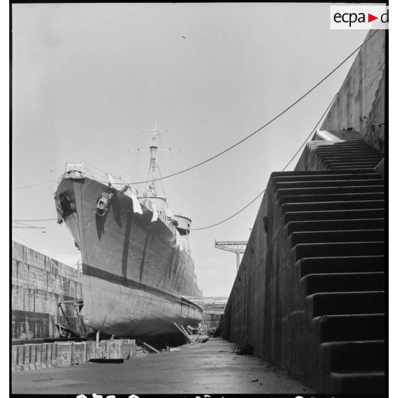 La proue du contre-torpilleur Milan, en cale sèche au bassin dans un arsenal.