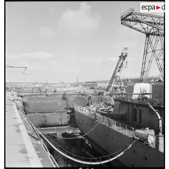 Trois-quart arrière tribord du contre-torpilleur Milan, en cale sèche au bassin dans un arsenal.