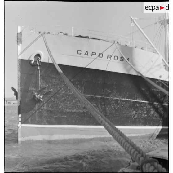 Le Capo Rosa cargo italien amarré dans le port de Marseille.