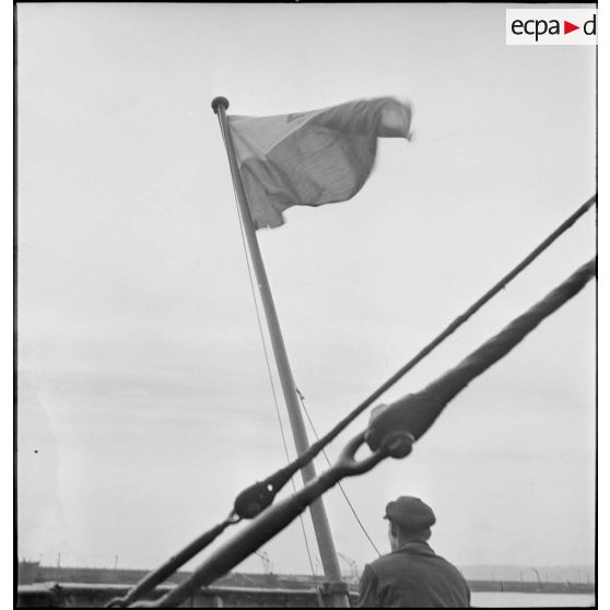 Pavillon polonais sur le paquebot SS Warszawa dans le port de Marseille.