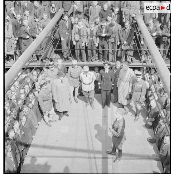 Un colonel polonais s'adresse aux soldats réfugiés polonais à bord du paquebot polonais SS Warszawa à quai dans le port de Marseille.