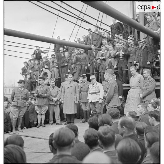 Un colonel polonais s'adresse aux soldats réfugiés polonais et aux autorités présentes à bord du paquebot polonais SS Warszawa à quai dans le port de Marseille.