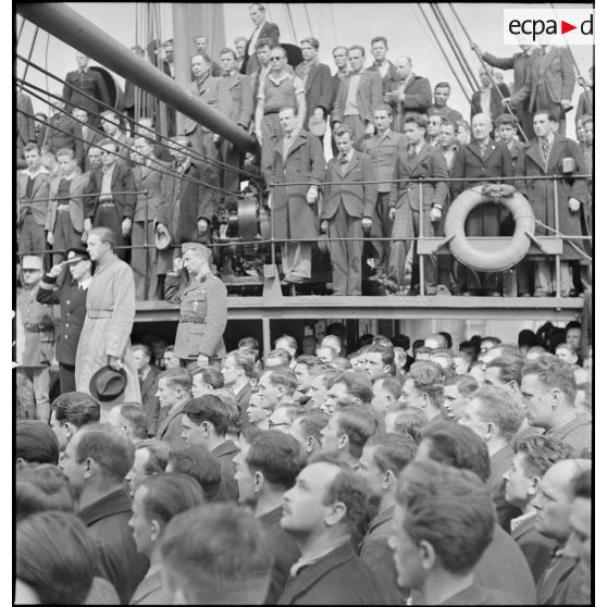 La Marseillaise retentit à bord du paquebot polonais SS Warszawa à quai dans le port de Marseille.