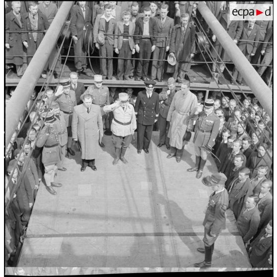 La Marseillaise retentit à bord du paquebot polonais SS Warszawa à quai dans le port de Marseille à l'issue du discours d'un colonel polonais.