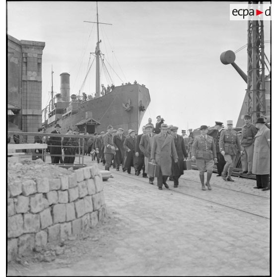 Les soldats réfugiés polonais débarquent du paquebot polonais SS Warszawa pour se rendre au camp de Carpiagne.