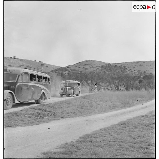 Les soldats réfugiés polonais embarqués dans des autocars sont en route pour le camp de Carpiagne.