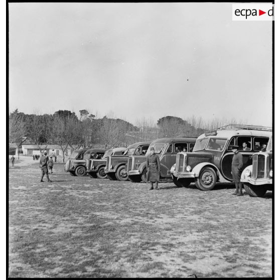Des soldats réfugiés polonais, débarqués du paquebot SS Warszawa à Marseille, arrivent au camp de Carpiagne.