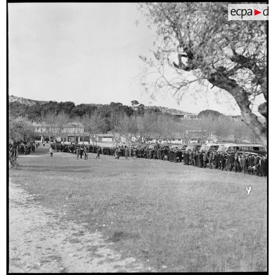 Des soldats réfugiés polonais sont rassemblés au camp de Carpiagne.