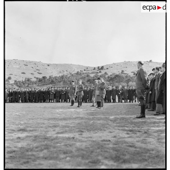 Un colonel polonais s'adresse aux soldats réfugiés polonais rassemblés au camp de Carpiagne.